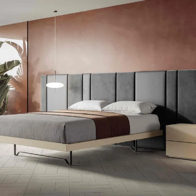 Letto matrimoniale in tessuto con grande testiera Boiserie di Veneran