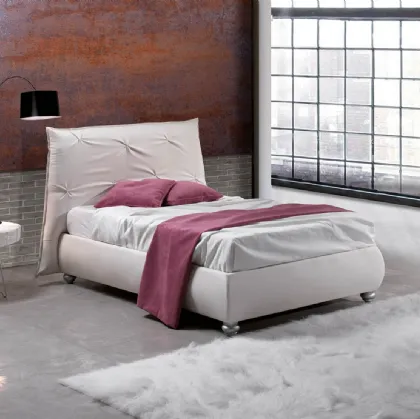 Letto singolo in pelle con testiera importante con cuciture a vista e box contenitore Vittoria di Lettissimi
