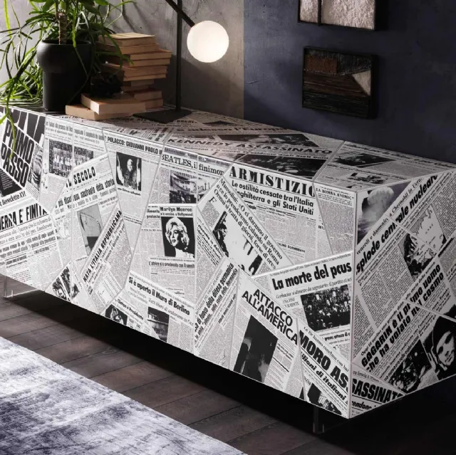 Madia Century in legno con decoro fogli di giornale di Riflessi