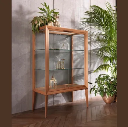 Madia Medea Alta Vetrina in legno di rovere tinto miele di Riflessi