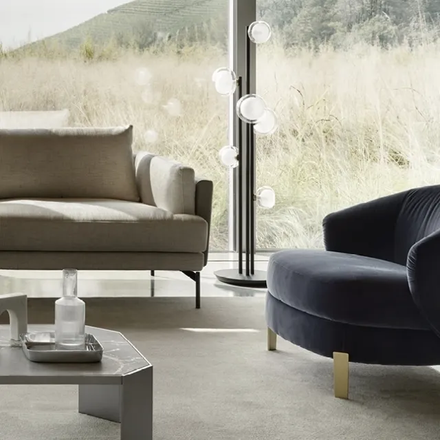 Poltroncina in tessuto imbottito Proust di Nicoline