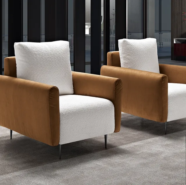 Poltrona in tessuto dalle proporzioni generose, disponibile anche con base girevole Sunset di Nicoline