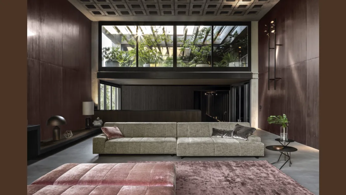 Divano con penisola in tessuto dal design lineare Zara di Nicoline