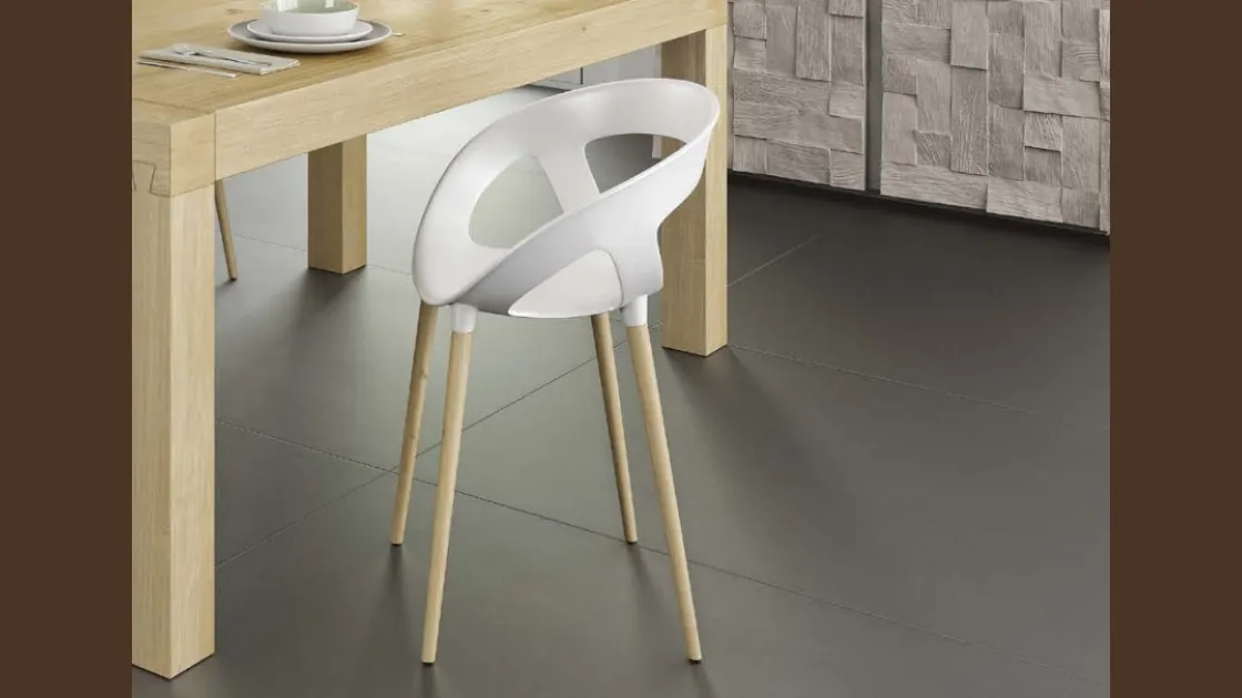 Sedia in plastica con gambe in rovere Biochic Rounded di Domus Arte