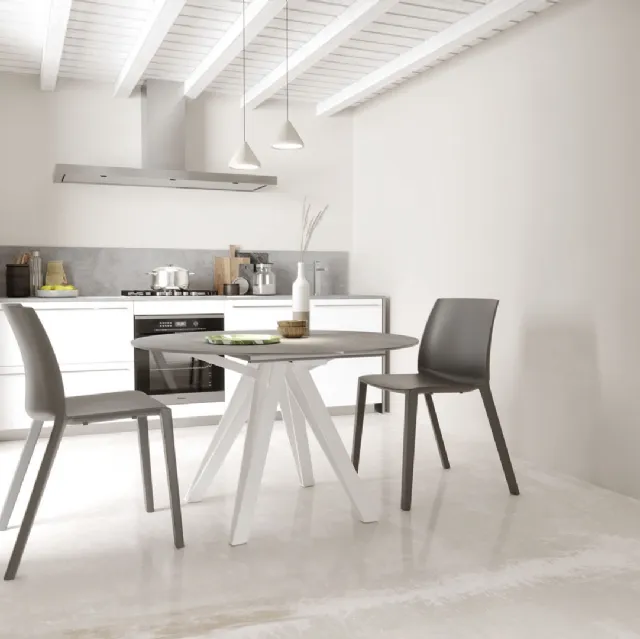 Tavolo Apple in ceramica pietra savoia grigio bocciardata di Zamagna