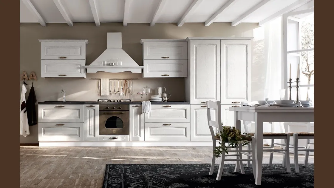 Cucina Classica lineare Provenza in massello di frassino finitura decapè bianco di Forma la cucina