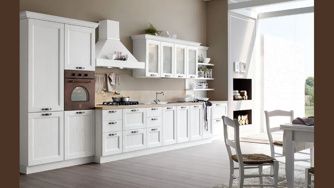 Cucina Classica Venezia in massello di frassino finitura decapè bianco di Forma la cucina