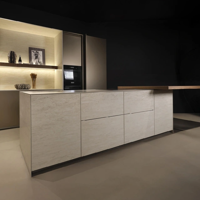 Cucina Design con isola Arena + Giza + Altea in laccato e ceramica di Maistri