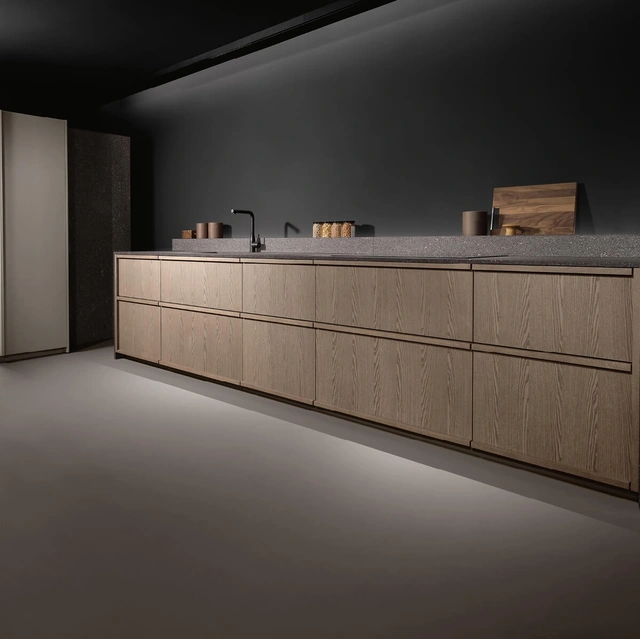 Cucina Design Arena mass + K table ad angolo di Maistri