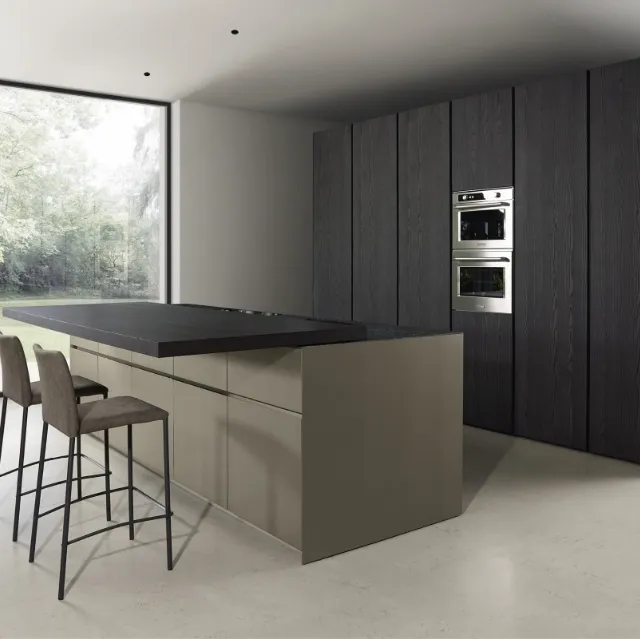 Cucina Design lineare con penisola in laccato opaco e legno Giza 04 di Maistri