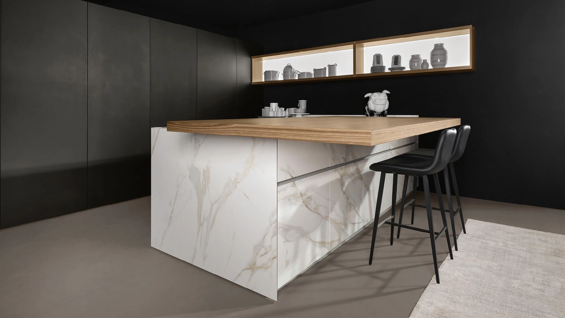 Cucina Design con penisola Giza + Arena Line + Arka in laccato e ceramica di Maistri