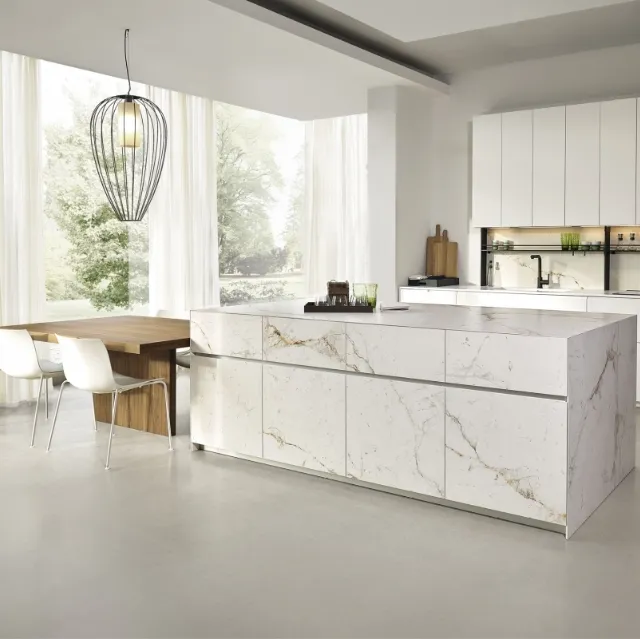 Cucina Design Giza in laccato con isola in ceramica di Maistri
