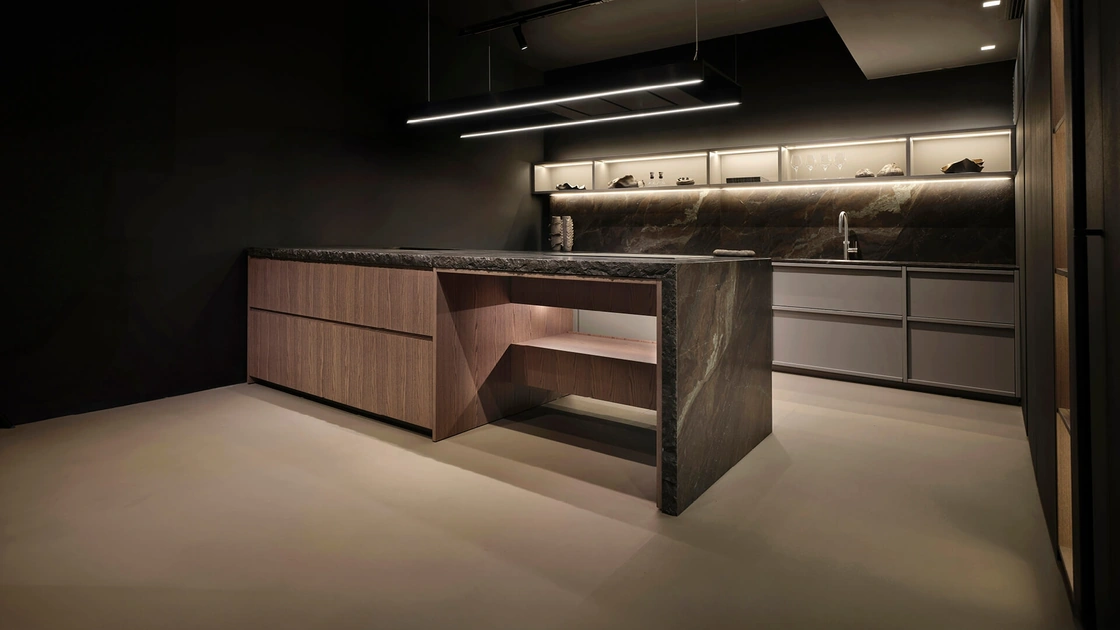 Cucina Design con penisola K table + Arena + Rim in laccato e legno di Maistri