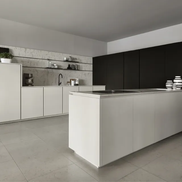 Cucina Design con isola in laccato opaco bianco e marmo con colonne in laccato antracite Altea 03 di Maistri