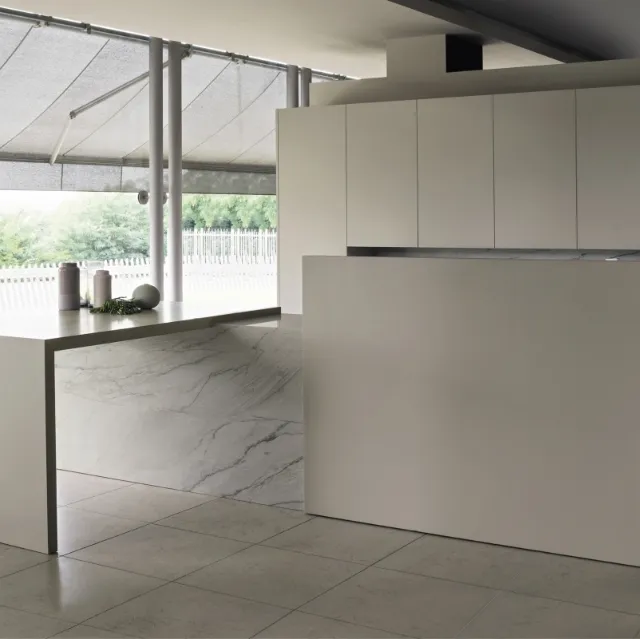 Cucina Design lineare con penisola in laccato opaco e marmo Arka 03 di Maistri