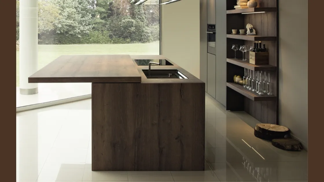 Cucina Design con isola Arka 05 in legno e laccato di Maistri
