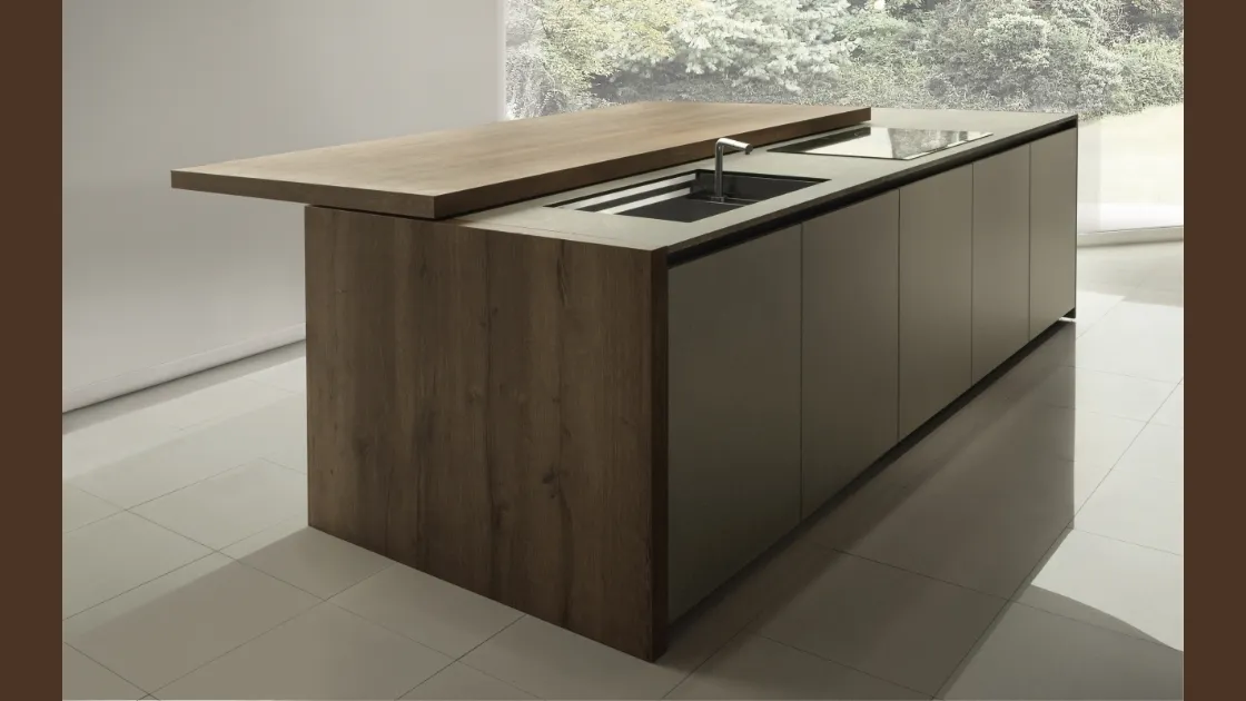 Cucina Design con isola Arka 05 in legno e laccato di Maistri