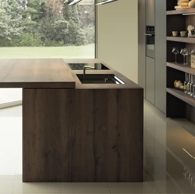 Cucina Design con isola Arka 05 in legno e laccato di Maistri