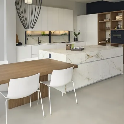 Cucina Design lineare in laccato bianco, legno e marmo Giza 01 di Maistri