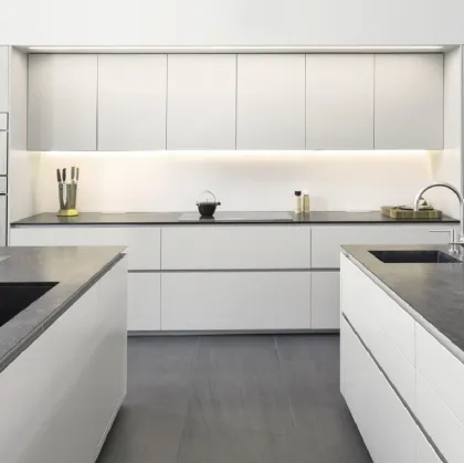 Cucina Design in laccato bianco opaco con doppia isola Viva 02 di Maistri