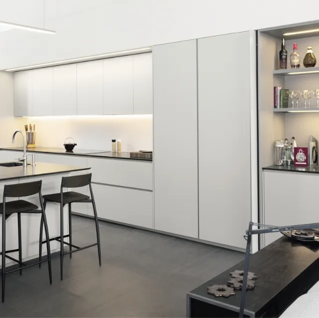 Cucina Design con isola Viva in laccato di Maistri