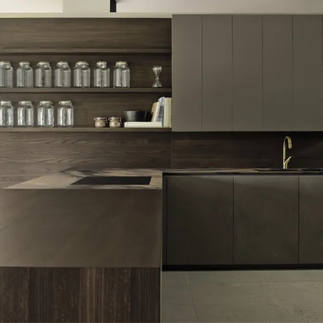 Cucina Design angolare in laccato e legno con top in marmo Viva 06 di Maistri