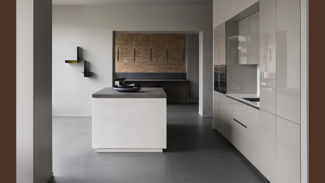 Cucina Design con isola Viva 07 in laccato lucido di Maistri