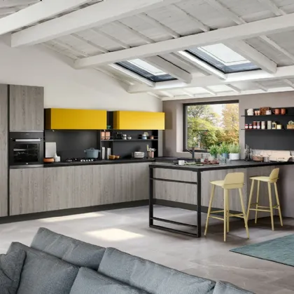 Cucina Moderna angolare con penisola Trend 30 in finitura rovere grey e laccato opaco zafferano di Forma la cucina