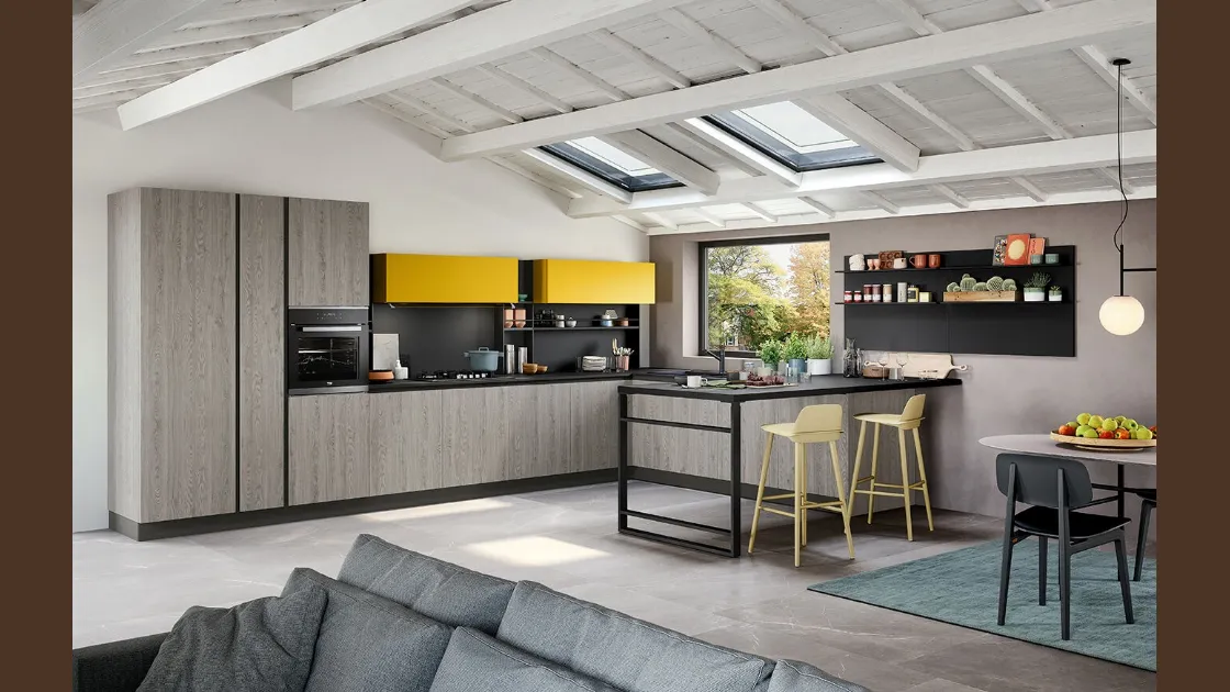 Cucina Moderna angolare con penisola Trend 30 in finitura rovere grey e laccato opaco zafferano di Forma la cucina